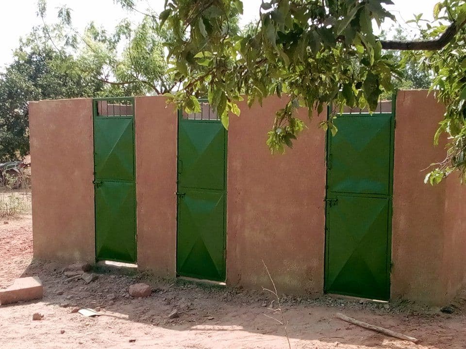 2 blocs de 3 toilettes : 1 pour les filles, et & pour les garcons