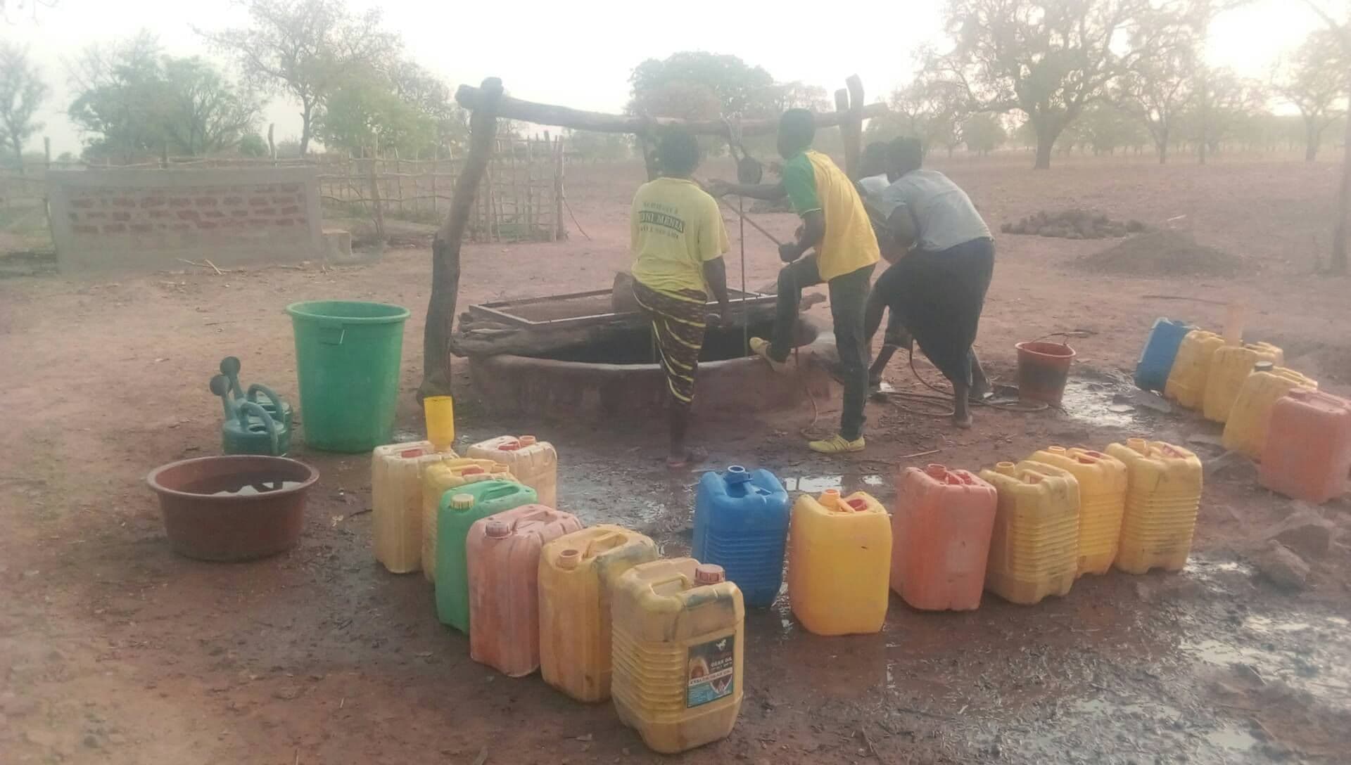 Le mur bas a été construit par les villageois quand le forage a été terminé et l'eau disponible. Puiser l'eau reste une activité très physique, non accéssible aux personnes agées ou aux enfants.